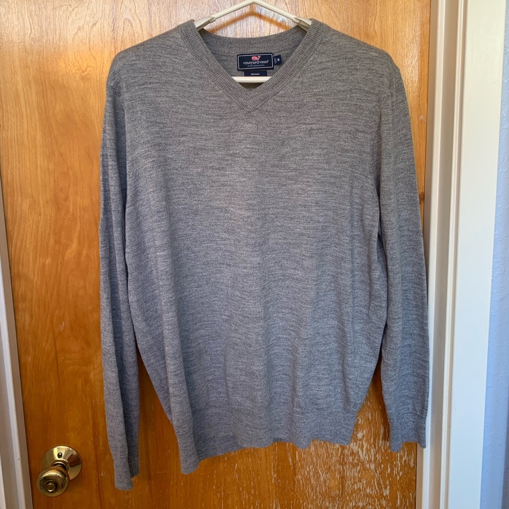 Vineyard Vines Performance Merino V Neck sweater, Gray, M, great condition!!